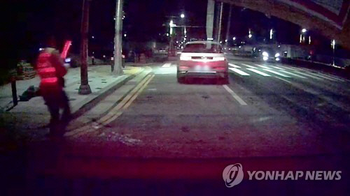 경찰 음주단속을 피해 역주행하는 A씨.<대전경찰정 제공, 연합뉴스>